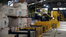 Una fábrica pública produce baldosas con material de los Puntos Verdes